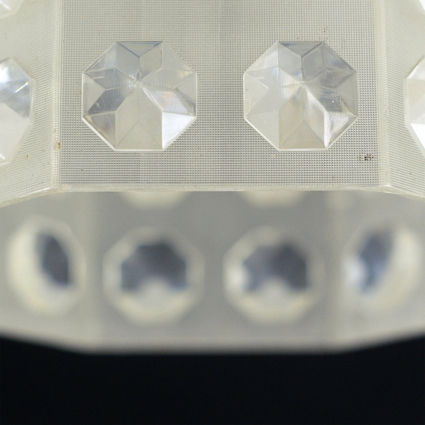 Faceted suspension