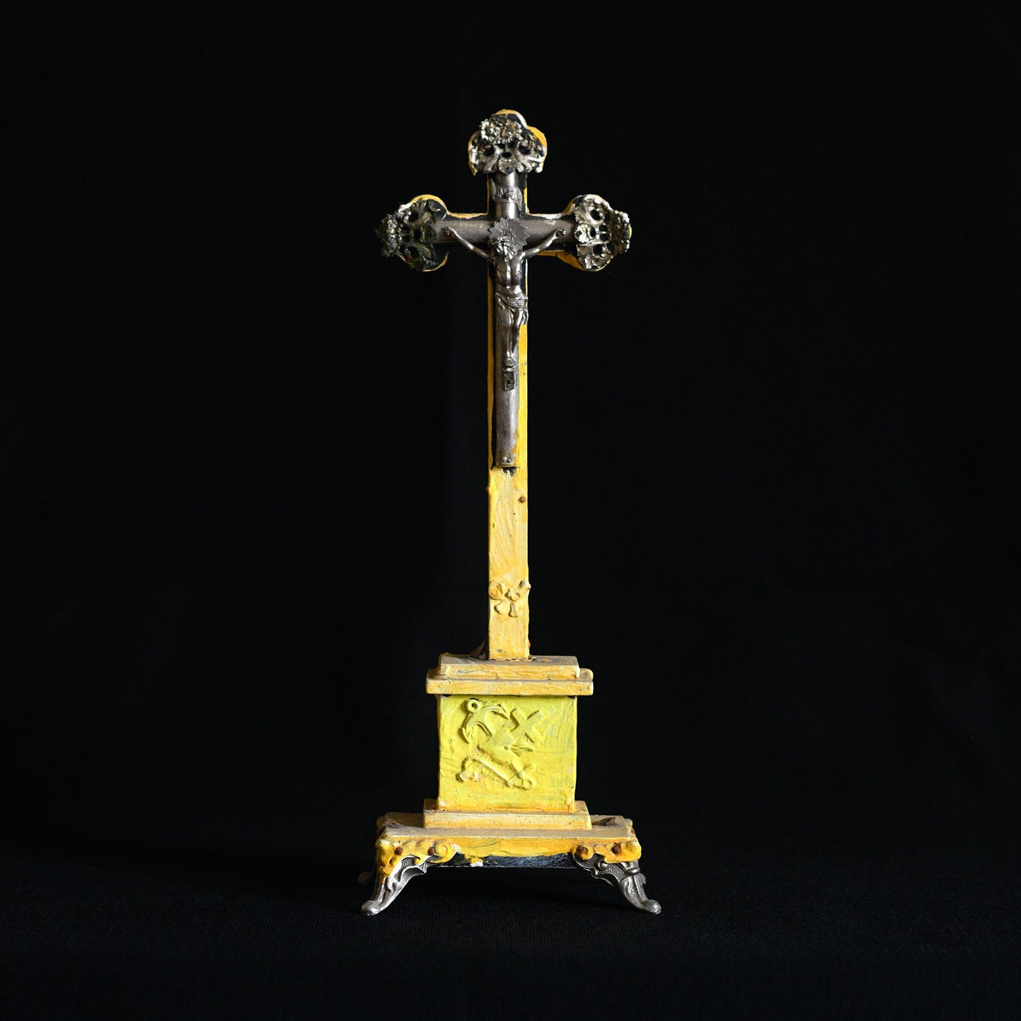 Crucifix jaune