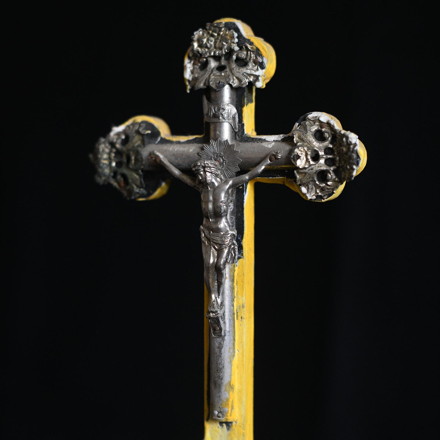 Crucifix jaune