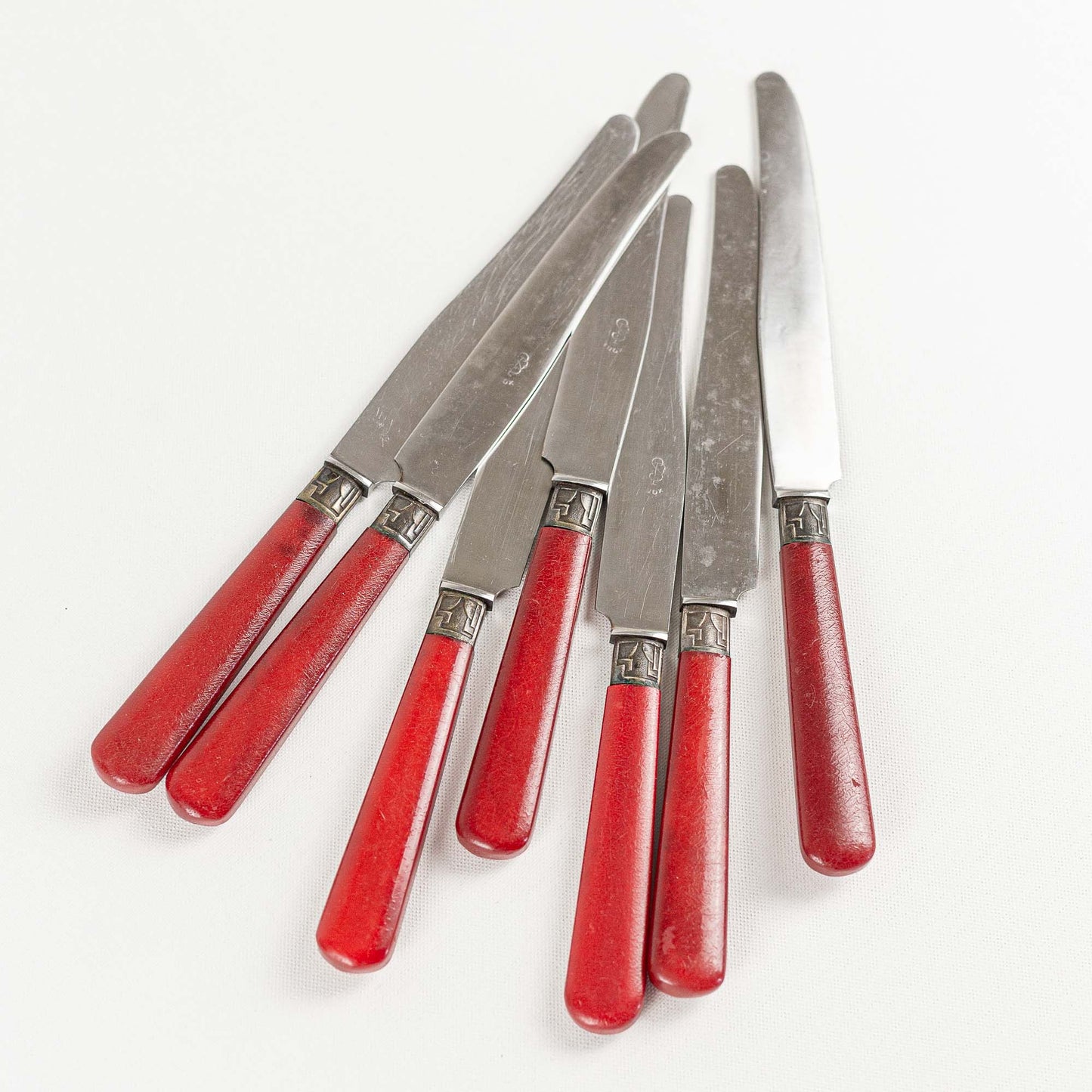 7 couteaux rouges