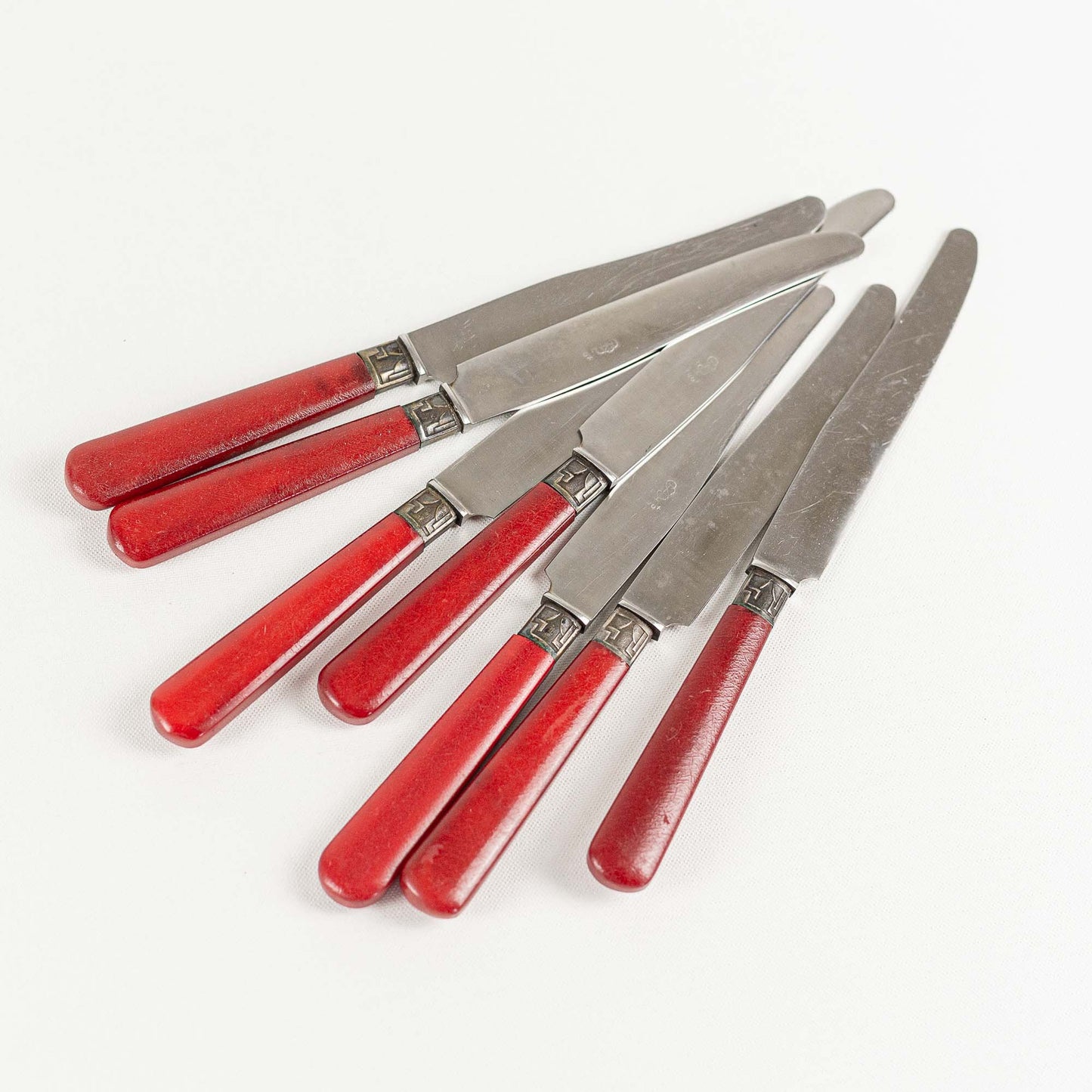7 couteaux rouges