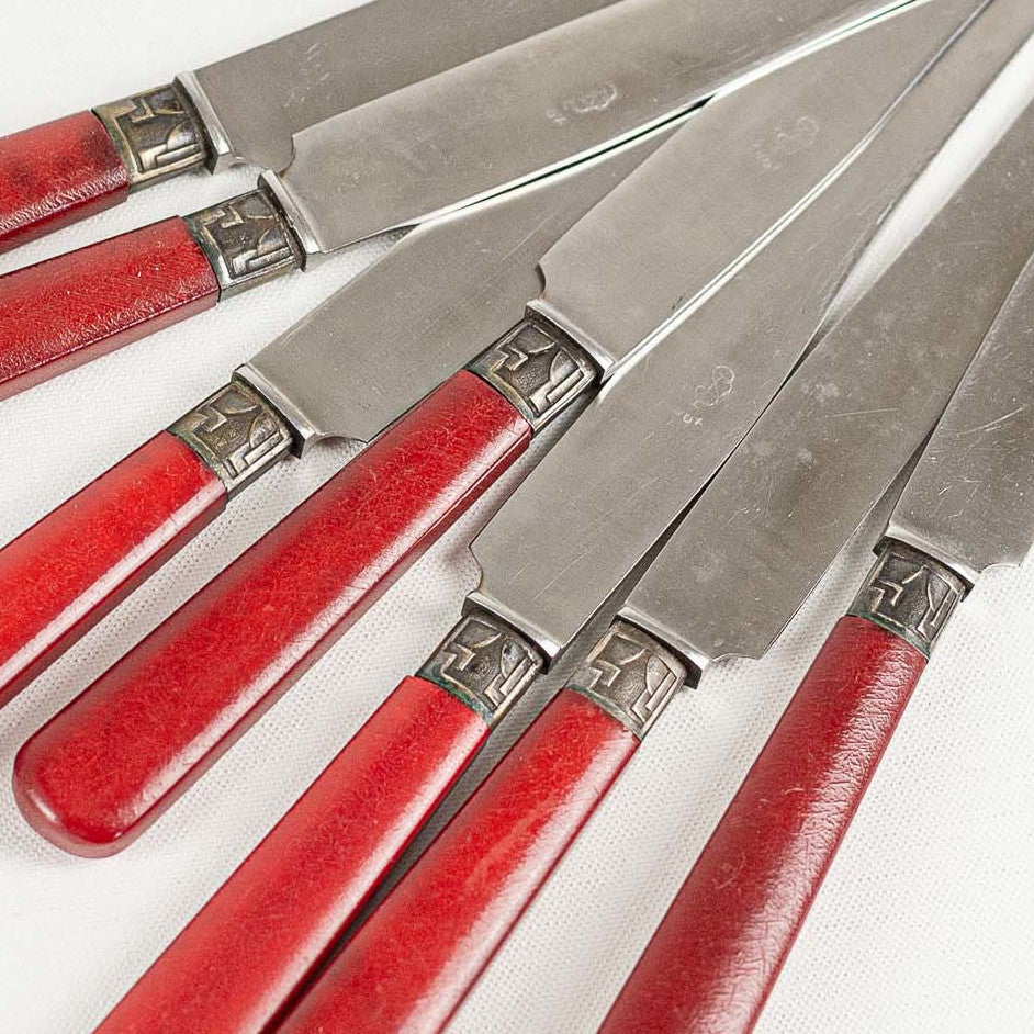 7 couteaux rouges