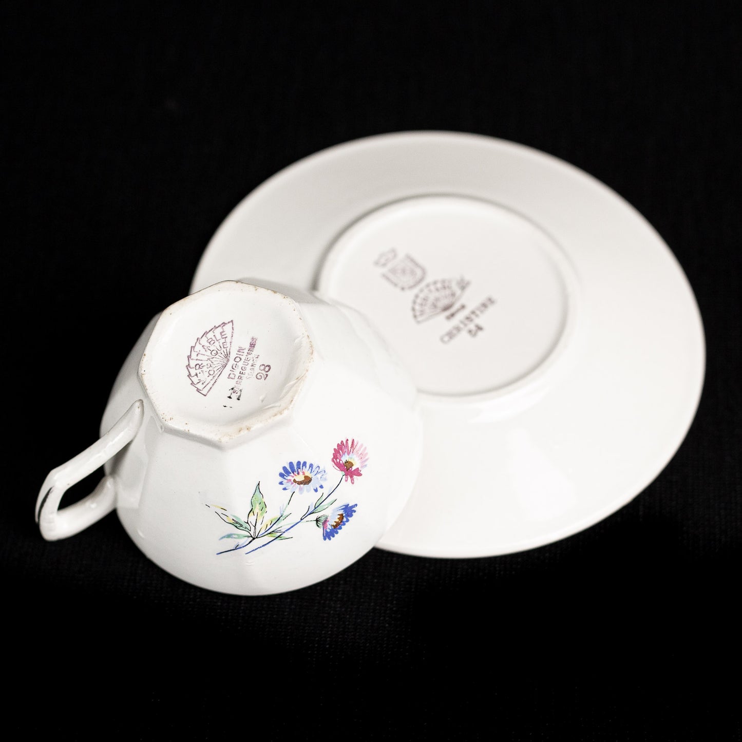 Tasses aux pâquerettes